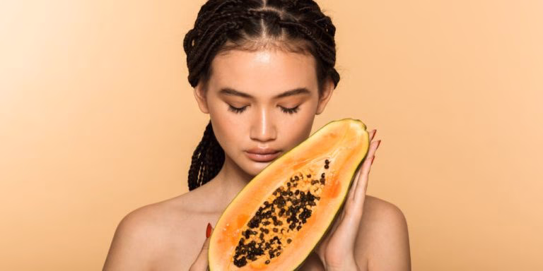 Manfaat masker pepaya efektif cerahkan kulit, atasi jerawat, dan menjaga kelembapan wajah secara alami untuk tampilan lebih sehat dan bercahaya.