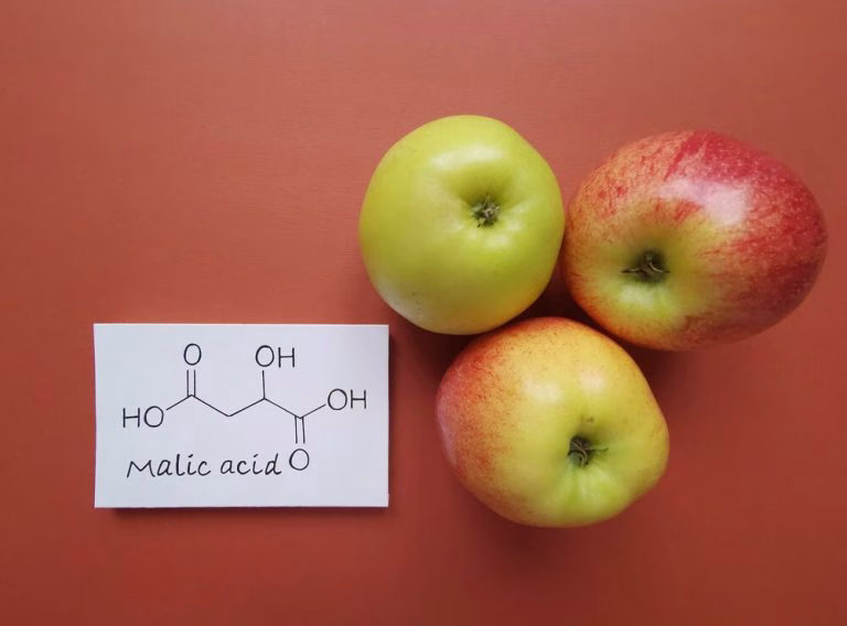 Malic Acid: Bahan Alami yang Bikin Kulitmu Halus Bercahaya, Kamu Pasti Senyum Lebar Tiap Pagi!