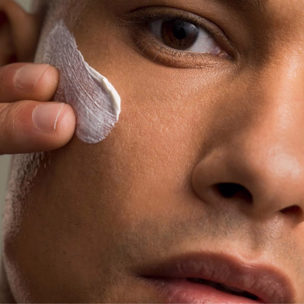 masalah kulit wajah pria, kulit berminyak pria, jerawat pria, iritasi bercukur, perawatan kulit pria, skincare pria, kulit kusam pria, komedo pria, pori besar, kulit sensitif pria, tips grooming pria, cara merawat wajah pria, flek hitam pria, bekas jerawat pria, kulit kering pria, moisturizer pria, sunscreen pria, facial wash pria, eva mulia clinic, perawatan kulit harian pria