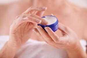 petroleum jelly, manfaat petroleum jelly, fungsi petroleum jelly, pelembap kulit, bibir pecah pecah, kulit kering, skincare occlusive, hidrasi kulit, slugging, hyaluronic acid kombinasi, ceramide skincare, glycerin, niacinamide, perawatan kulit sensitif, kulit mengelupas, menjaga skin barrier, hidrasi wajah, produk BPOM, eva mulia clinic skincare, perawatan kulit harian