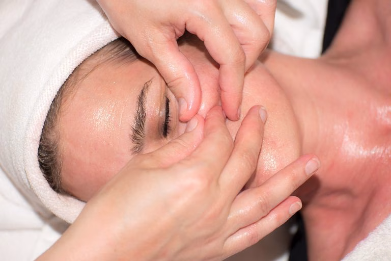 Cream Siang Dulu atau Sunscreen? Ini Urutan Skincare Setelah Facial yang Bikin Kulit Makin Sehat