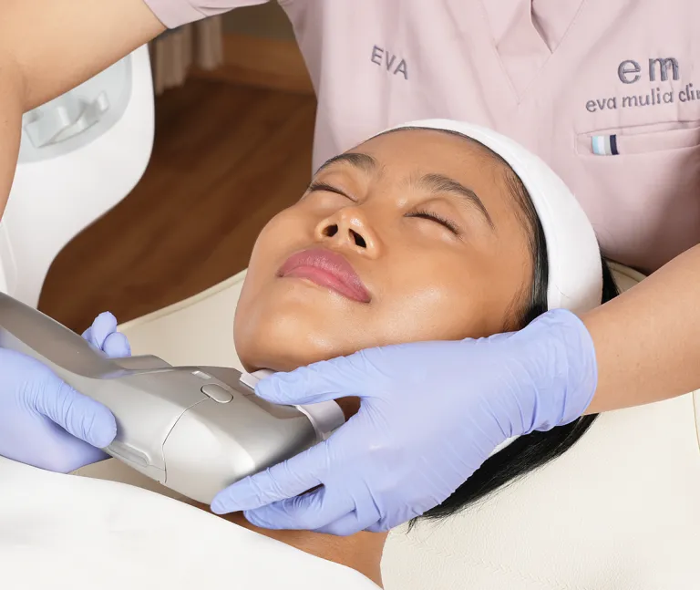 Hal Apa Saja yang Menyebabkan Jerawat Tidak Kunjung Sembuh? Solusi Medis & Perawatan Tepat di Eva Mulia Clinic