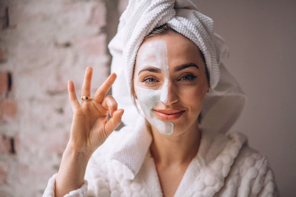 facial wajah, perawatan kulit, pembersihan wajah, eksfoliasi kulit, penguapan wajah, ekstraksi komedo, pijat wajah, masker wajah, pelembap kulit, tabir surya, kulit cerah, kulit sehat, klinik kecantikan, perawatan wajah, kulit lembap