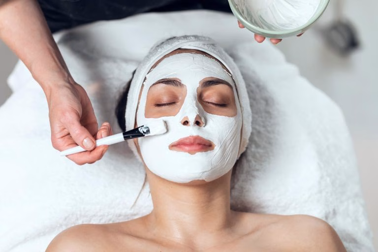 facial wajah, perawatan kulit, pembersihan wajah, eksfoliasi kulit, penguapan wajah, ekstraksi komedo, pijat wajah, masker wajah, pelembap kulit, tabir surya, kulit cerah, kulit sehat, klinik kecantikan, perawatan wajah, kulit lembap